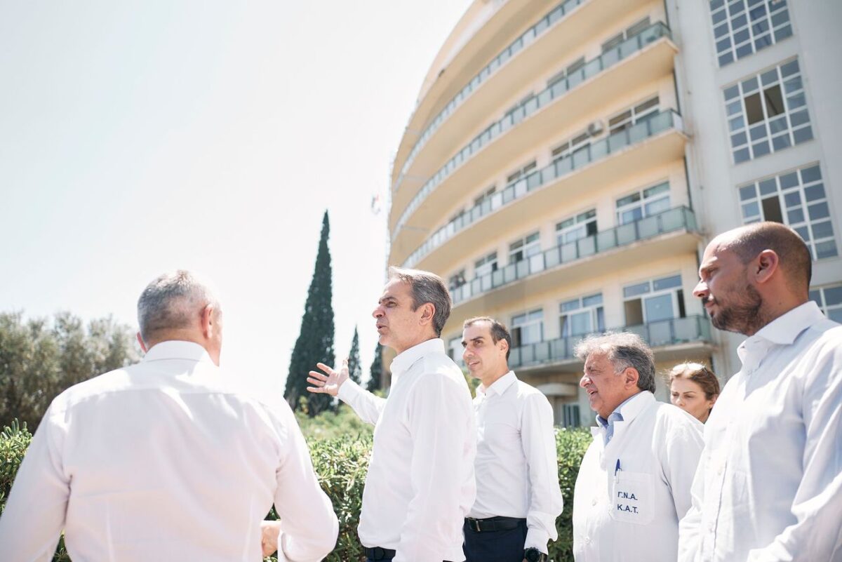 Στο ανακαινισμένο ΤΕΠ του ΚΑΤ ο Κυριάκος Μητσοτάκης λίγο πριν αναχωρήσει για τη Χάγη