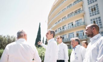 Στο ανακαινισμένο ΤΕΠ του ΚΑΤ ο Κυριάκος Μητσοτάκης λίγο πριν αναχωρήσει για τη Χάγη