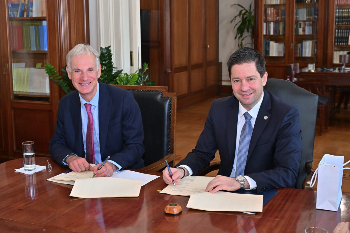 Πρωτοποριακή συμφωνία ΕΚΠΑ – Exeter για το πρώτο ευρωπαϊκό διπλό πτυχίο στην Ιατρική
