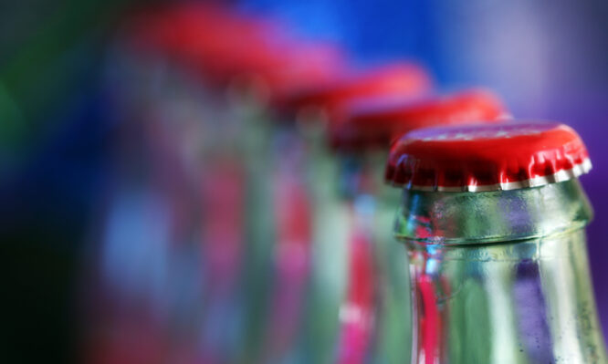 Πηγή μικροπλαστικών και τα μεταλλικά καπάκια στα γυάλινα μπουκάλια