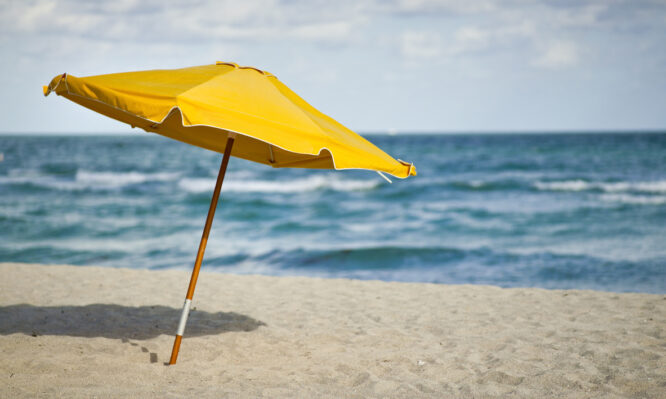 Κοντάρι ομπρέλας καρφώθηκε στο μηρό λουόμενης - Πώς αντιμετωπίστηκε το περιστατικό