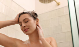 Ντους: Όλα όσα πρέπει να γνωρίζετε για το νερό, την απολέπιση, το σαπούνι, τις λοσιόν