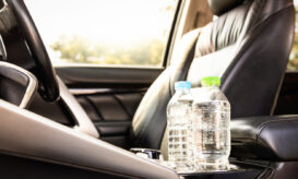 Πλαστικά μπουκάλια νερού στο αυτοκίνητο: Πόσο ασφαλές είναι να πίνουμε από αυτά;