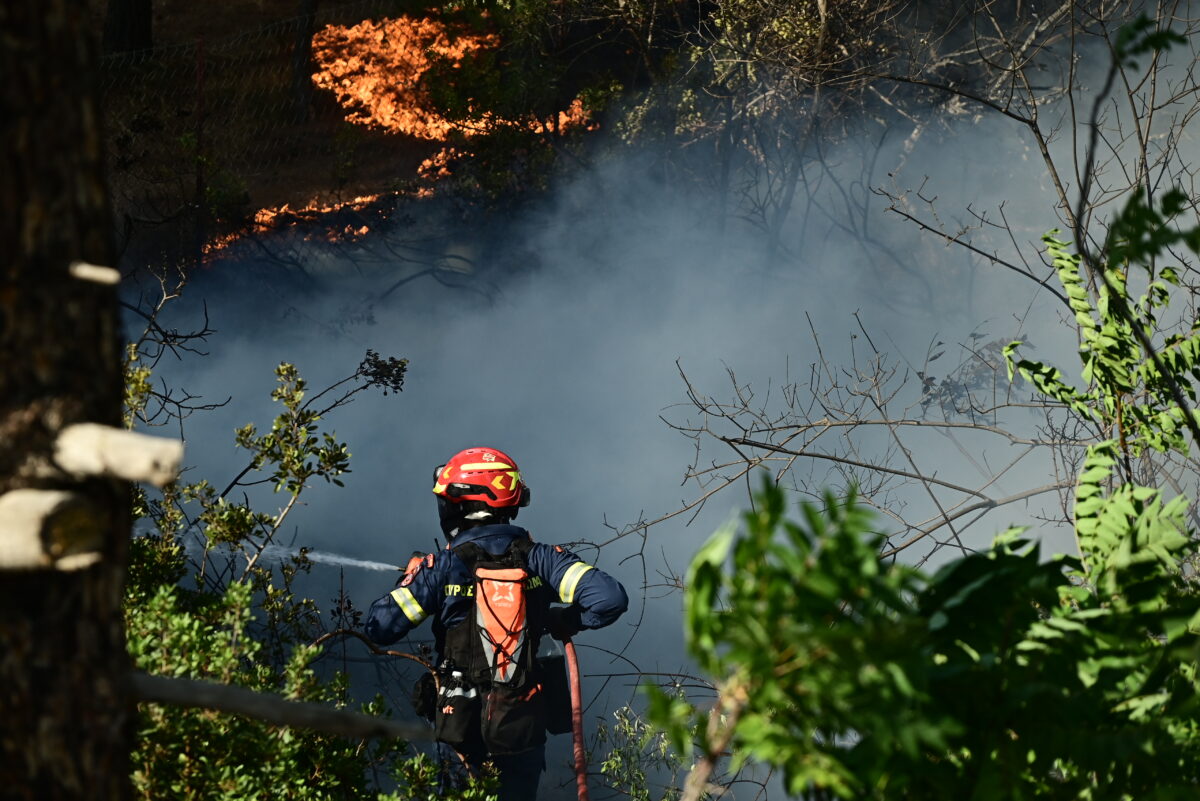 Ένας νεκρός στο πύρινο μέτωπο που μαίνεται στην Κερατέα