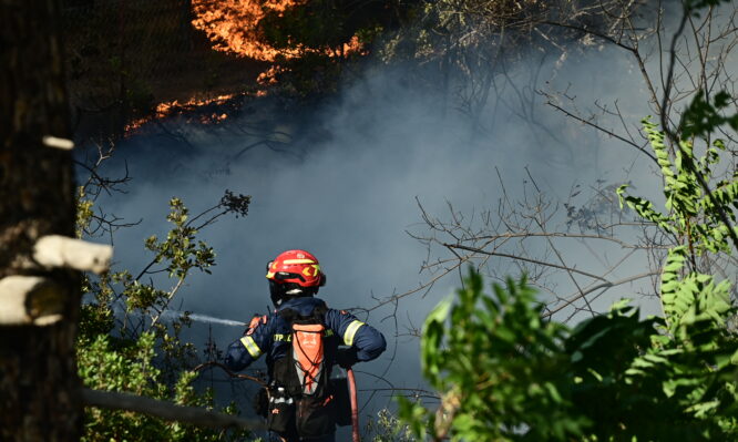 Ένας νεκρός στο πύρινο μέτωπο που μαίνεται στην Κερατέα