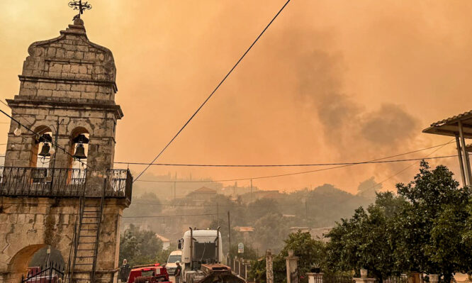 Φωτιές: Διακομιδές πολιτών σε νοσοκομεία σε Αχαΐα, Χίο και Πρέβεζα, εκκενώσεις από στεριά και θάλασσα