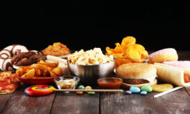 Γιατί τα υπερεπεξεργασμένα τρόφιμα σας κάνουν να παίρνετε βάρος ακόμα και χωρίς επιπλέον θερμίδες