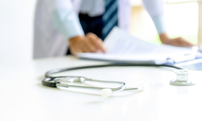 Τι προβλέπει η ΚΥΑ για τη δυνατότητα που δίνεται σε ιδιώτες γιατρούς να συνεργάζονται με το ΕΣΥ