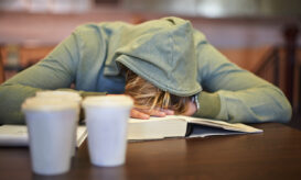 Νέα μελέτη βρίσκει σύνδεση μεταξύ προβλημάτων ύπνου και αυτοτραυματισμών στην εφηβεία