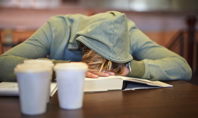 Νέα μελέτη βρίσκει σύνδεση μεταξύ προβλημάτων ύπνου και αυτοτραυματισμών στην εφηβεία