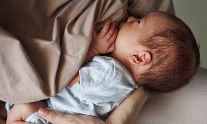 Ο θηλασμός μπορεί να βοηθά στην πρόληψη της πρόωρης εφηβείας, σύμφωνα με νέα μελέτη