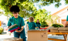 Ο εθελοντισμός επιβραδύνει τη γήρανση του εγκεφάλου, δείχνει νέα μελέτη