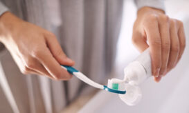 Οδοντόκρεμα με κερατίνη αποκαθιστά το σμάλτο και σταματά την τερηδόνα