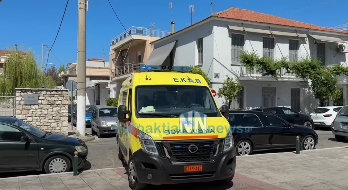 Υπό τον ήχο της σειρήνας του ασθενοφόρου που είχε δωρίσει στο ΕΚΑΒ Μεσολογγίου η κηδεία της Αθηνάς Παπαχρήστου (βίντεο)