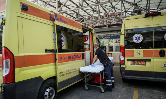 Στο Λαϊκό νοσοκομείο απεργός πείνας για τα Τέμπη