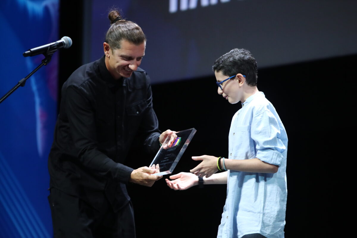 Συγκλόνισε ο μικρός Μιχαήλ που νίκησε τον καρκίνο στην 44η Γιορτή του ΠΣΑΠΠ