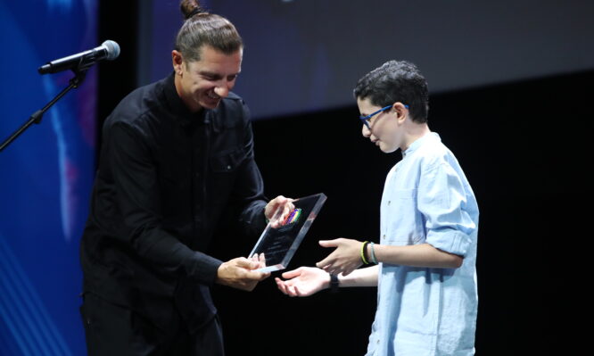 Συγκλόνισε ο μικρός Μιχαήλ που νίκησε τον καρκίνο στην 44η Γιορτή του ΠΣΑΠΠ