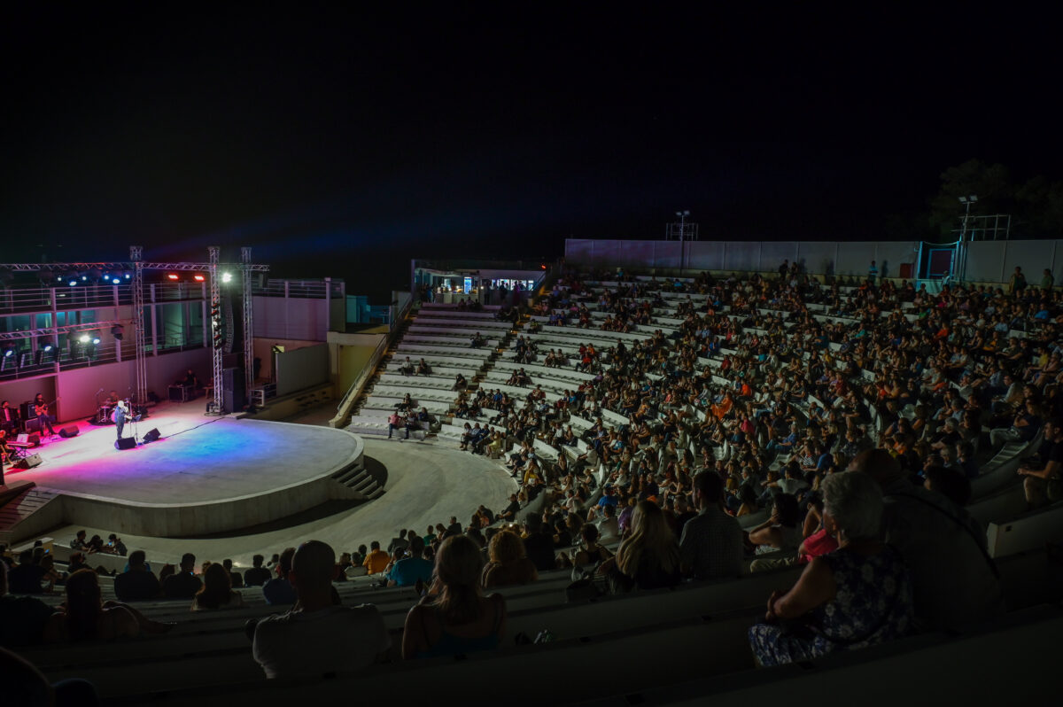 Η θεατρική ομάδα του Νοσοκομείου Μεταξά «Metaxact» στο Βεάκειο Θέατρο Πειραιά