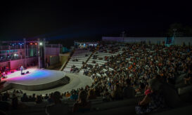 Η θεατρική ομάδα του Νοσοκομείου Μεταξά «Metaxact» στο Βεάκειο Θέατρο Πειραιά