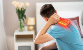 Ευθειασμός αυχένα: Η κατάσταση που επηρεάζει σχεδόν 4 στους 10 - Γιατί η άσκηση είναι το φάρμακο