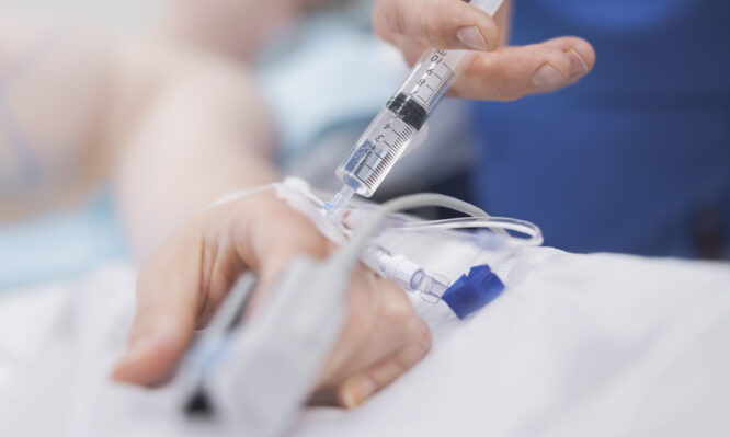 Αναισθησιολόγος στη Γαλλία δικάζεται για τον φόνο 12 ασθενών και τη δηλητηρίαση άλλων 18