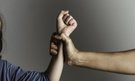 ενδοοικογενειακή βία