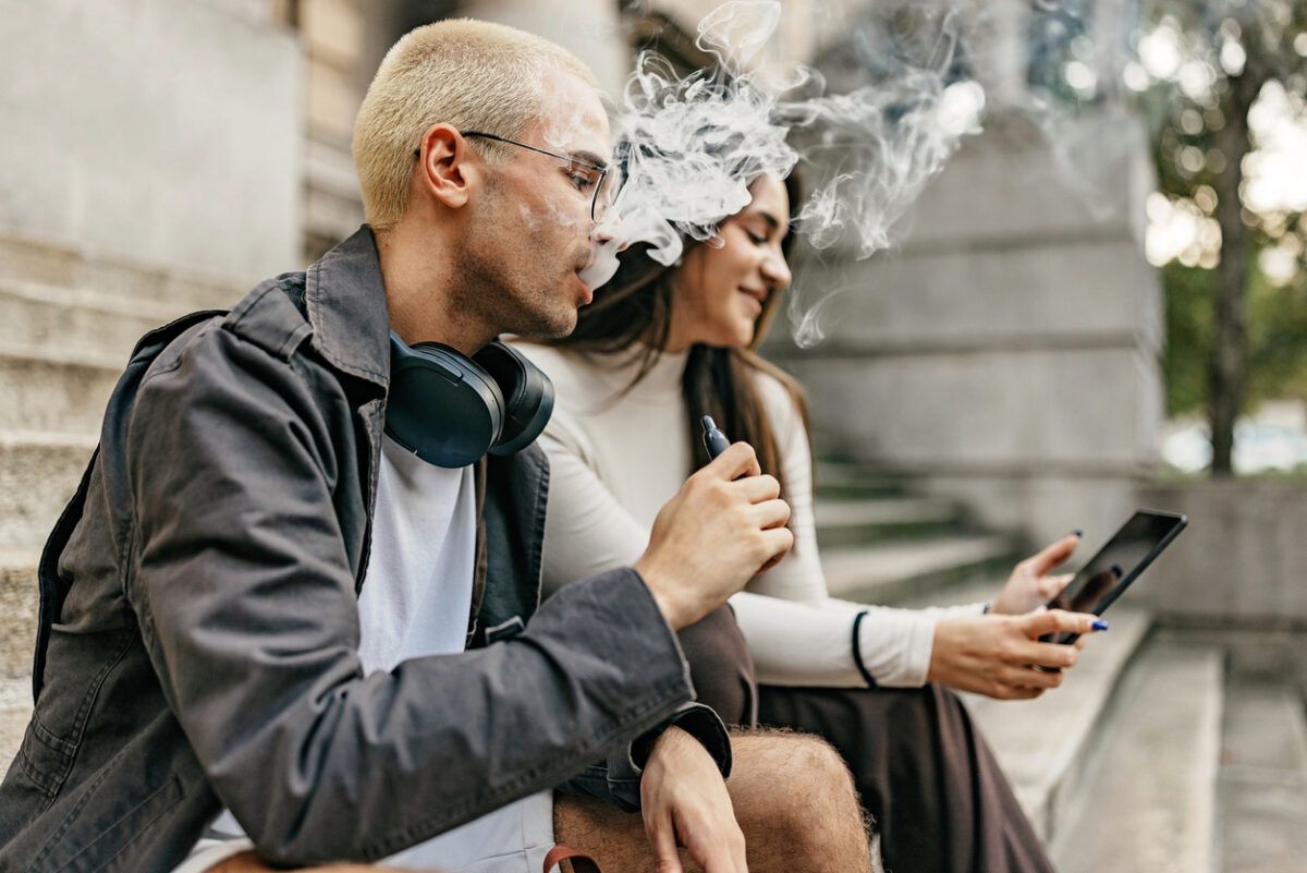 Πώς επηρεάζει το ηλεκτρονικό τσιγάρο δόντια και στοματική υγεία