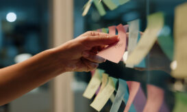 Ο καθηγητής του Πανεπιστημίου του Εδιμβούργου δήλωσε ότι τα «αξιόπιστα» ευρήματα της μελέτης έδωσαν την πρώτη ένδειξη ότι αυτές οι μικρές, συγκεκριμένες περιγραφές του εαυτού μας – αυτές που οι περισσότεροι από εμάς διαβάζουμε χωρίς δεύτερη σκέψη – θα μπορούσαν να προβλέπουν σιωπηλά ποιος θα ζήσει περισσότερο. «Η λέξη «ενεργός» ήταν η πιο εντυπωσιακή», είπε ο Mõttus. «Οι συμμετέχοντες που περιέγραψαν τον εαυτό τους με αυτόν τον τρόπο είχαν σημαντικά λιγότερες πιθανότητες να πεθάνουν κατά τη διάρκεια της περιόδου της μελέτης – με 21% χαμηλότερο κίνδυνο, ακόμη και όταν λήφθηκαν υπόψη η ηλικία, το φύλο και οι ιατρικές παθήσεις». Τα χαρακτηριστικά της ζωντάνιας, της οργάνωσης, της υπευθυνότητας, της εργατικότητας, της σχολαστικότητας και της εξυπηρετικότητας ακολουθούσαν από κοντά. Η έρευνα κάλυψε περισσότερους από 22.000 ενήλικες σε τέσσερις μεγάλες μελέτες με περίοδο παρακολούθησης από έξι έως 28 χρόνια. Ο Páraic O’Súilleabháin, ένας άλλος συν-συγγραφέας και αναπληρωτής καθηγητής ψυχολογίας στο Πανεπιστήμιο του Limerick στην Ιρλανδία, δήλωσε: «Η σημασία αυτής της μελέτης έγκειται στην ακρίβειά της. Η μελέτη μας υποδηλώνει ότι η προσωπικότητα δεν λειτουργεί μόνο ως γενική επιρροή, αλλά ως ένα σύνολο συγκεκριμένων συμπεριφορών και στάσεων – και αυτά τα ατομικά χαρακτηριστικά έχουν μετρήσιμο αντίκτυπο στη μακροζωία». Με άλλα λόγια, δεν πρόκειται μόνο για το να είσαι ευσυνείδητος, αλλά και για το να είσαι εργατικός και σχολαστικός. Δεν πρόκειται μόνο για το να είσαι εξωστρεφής, αλλά και για το να είσαι ζωηρός και ενεργητικός.