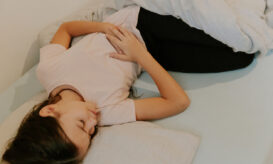 Οι έφηβες που πονούν στην περίοδο είναι πιο πιθανό να έχουν χρόνιο πόνο στην ενήλικη ζωή