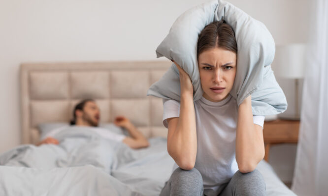 Ροχαλητό: Ποιοι ροχαλίζουν περισσότερο, οι άνδρες ή οι γυναίκες;