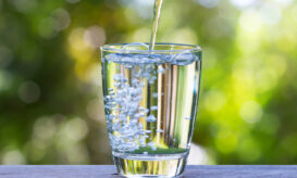 Πώς η αφυδάτωση τροφοδοτεί κρυφά το άγχος και προβλήματα υγείας