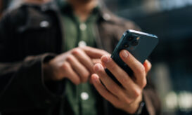 Κινητά: Οι πολλοί τρόποι με τους οποίους μπορούν να βλάψουν την υγεία μας, από έρπη και αιμορροΐδες μέχρι παραληρηματικές ιδέες