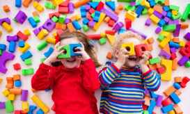 Η έκθεση των παιδιών στα πλαστικά μπορεί να ευνοεί την παχυσαρκία, τη στειρότητα και το άσθμα