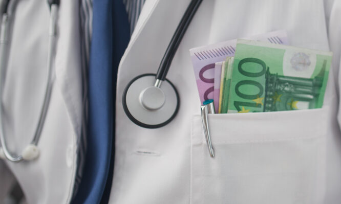 Νέα καταγγελία για τον διευθυντή του Ιπποκράτειου με το «φακελάκι»: «Αν δε δω 5.000 ευρώ, η πόρτα του χειρουργείου δεν ανοίγει»