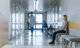 Έρευνα σε ενήλικες που νοσηλεύτηκαν σε νοσοκομείο τον Νοέμβριο του 2024 δείχνει επίσης ότι ένα 10% περίμενε πάνω από 24 ώρες για να εισαχθεί στο νοσοκομείο.