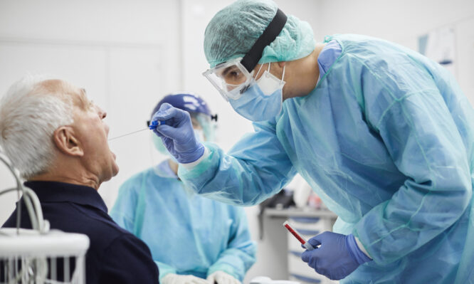 ΕΟΔΥ: Αυξάνονται τα κρούσματα κορονοϊού, μία νέα διασωλήνωση λόγω Covid