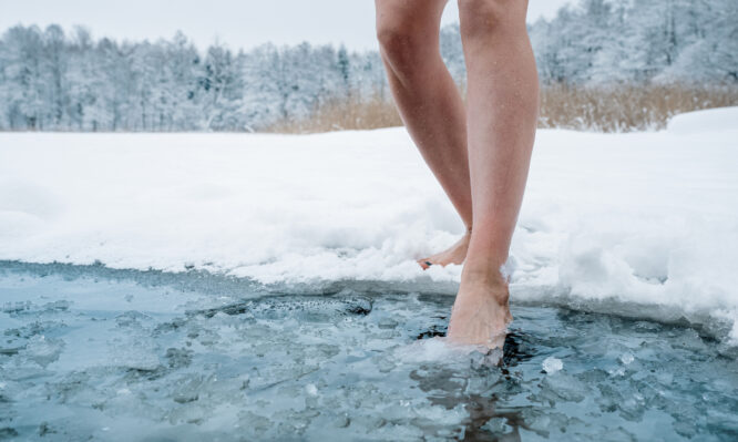 Βουτιές σε κρύο νερό: Τα οφέλη και οι κίνδυνοι για την υγεία