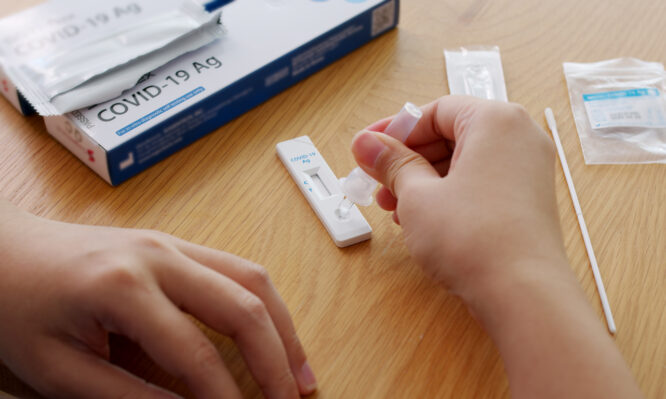 ΕΟΔΥ: Τρεις νέοι θάνατοι από κορονοϊό, έντονη αύξηση του ιϊκού φορτίου στα αστικά λύματα