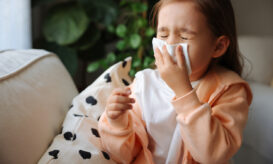 Κρυολόγημα, γρίπη και άλλες ιώσεις: Τι αποκαλύπτει μελέτη για τα μικρότερα σε ηλικία παιδιά
