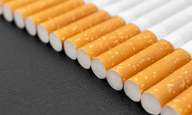 Ειδικοί ζητούν να απαγορευτούν τα φίλτρα των τσιγάρων για την προστασία της υγείας και του περιβάλλοντος