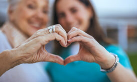 Γιατί το να βοηθάμε τους άλλους μπορεί να μας κάνει πιο ευτυχισμένους σε μεγαλύτερη ηλικία