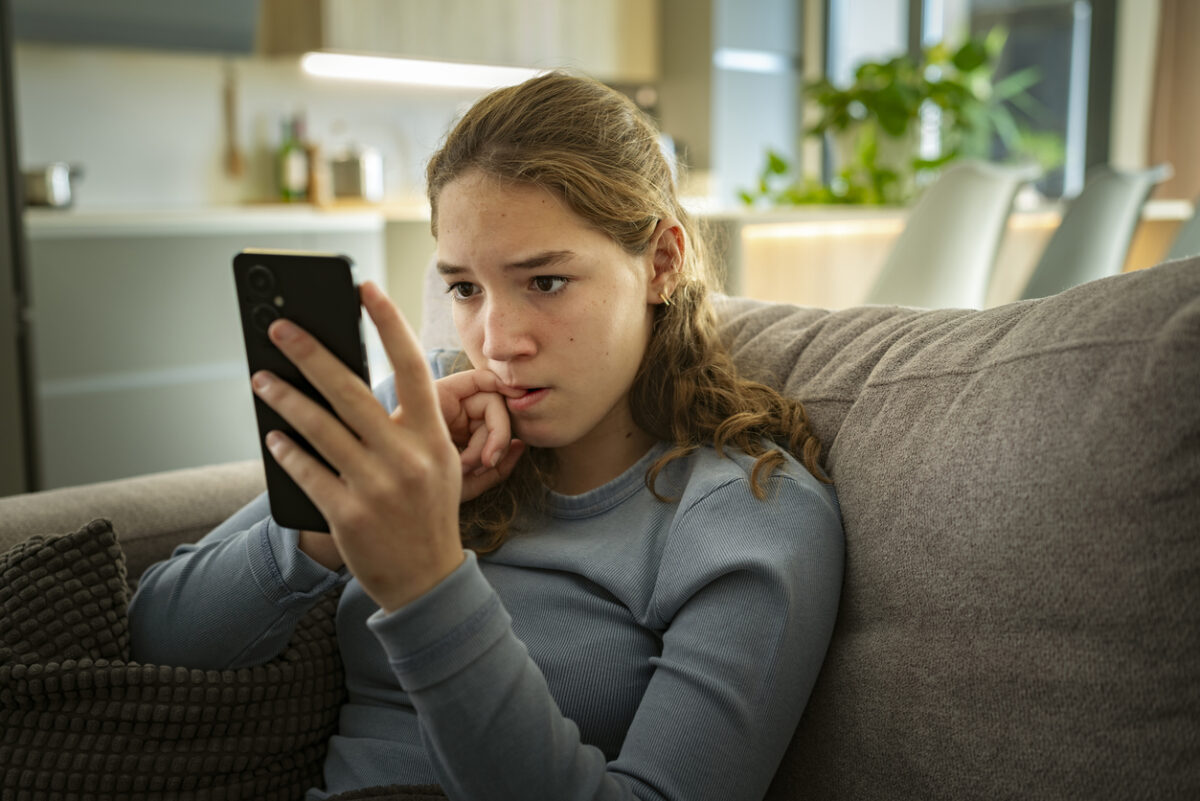 Τα παιδιά που χρησιμοποιούν social media έχουν χαμηλότερες επιδόσεις στα τεστ ανάγνωσης και απομνημόνευσης, δείχνει έρευνα