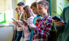 Δανία: Η κυβέρνηση προτείνει να απαγορευτεί η πρόσβαση στα social media στους ανηλίκους κάτω των 15