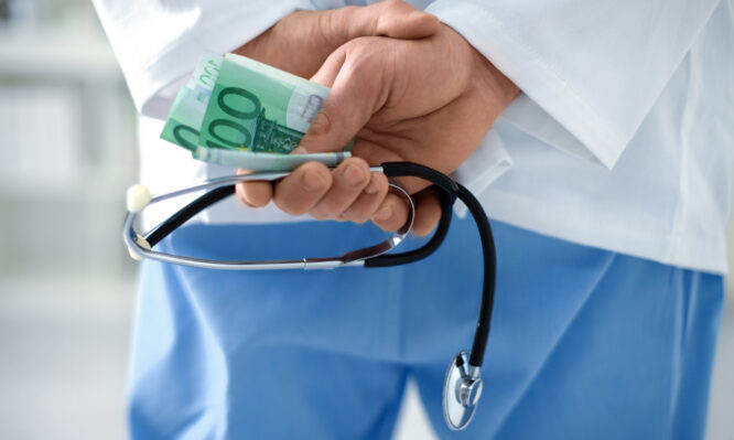 Ποινή φυλάκισης 12 μηνών με αναστολή για ογκολόγο που ζήτησε «φακελάκι»