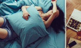 Hangxiety: Γιατί το άγχος αυξάνεται κατακόρυφα μετά από βραδιά γεμάτη αλκοόλ