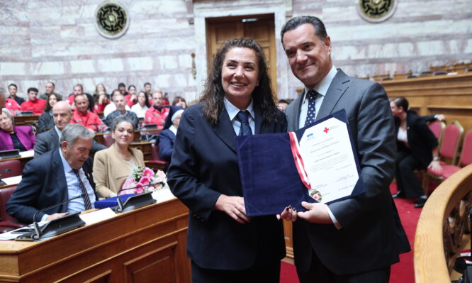 Tους εθελοντές αιμοδότες τίμησαν το Κοινοβούλιο και ο Ελληνικός Ερυθρός Σταυρός