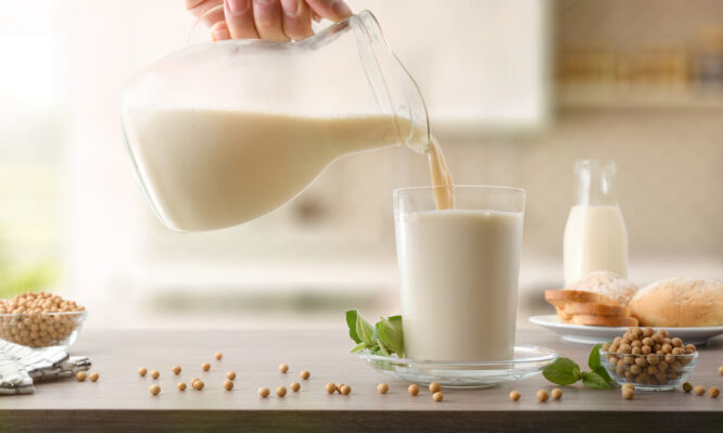 Γάλα σόγιας, βρώμης, αμυγδάλου, ρυζιού: Ποιο είναι πιο υγιεινό