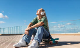 Μπορεί η μουσική να προστατεύσει τον εγκέφαλό σας; Μελέτη δείχνει ότι μπορεί να βοηθήσει στην πρόληψη της άνοιας