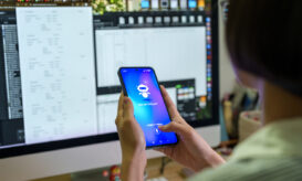 Ιταλία: Πάνω από το 40% των εφήβων έχει στραφεί στην Τεχνητή Νοημοσύνη για βοήθεια σε στιγμές θλίψης, μοναξιάς ή άγχους