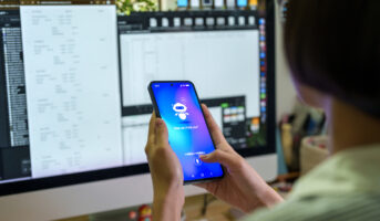 Ιταλία: Πάνω από το 40% των εφήβων έχει στραφεί στην Τεχνητή Νοημοσύνη για βοήθεια σε στιγμές θλίψης, μοναξιάς ή άγχους